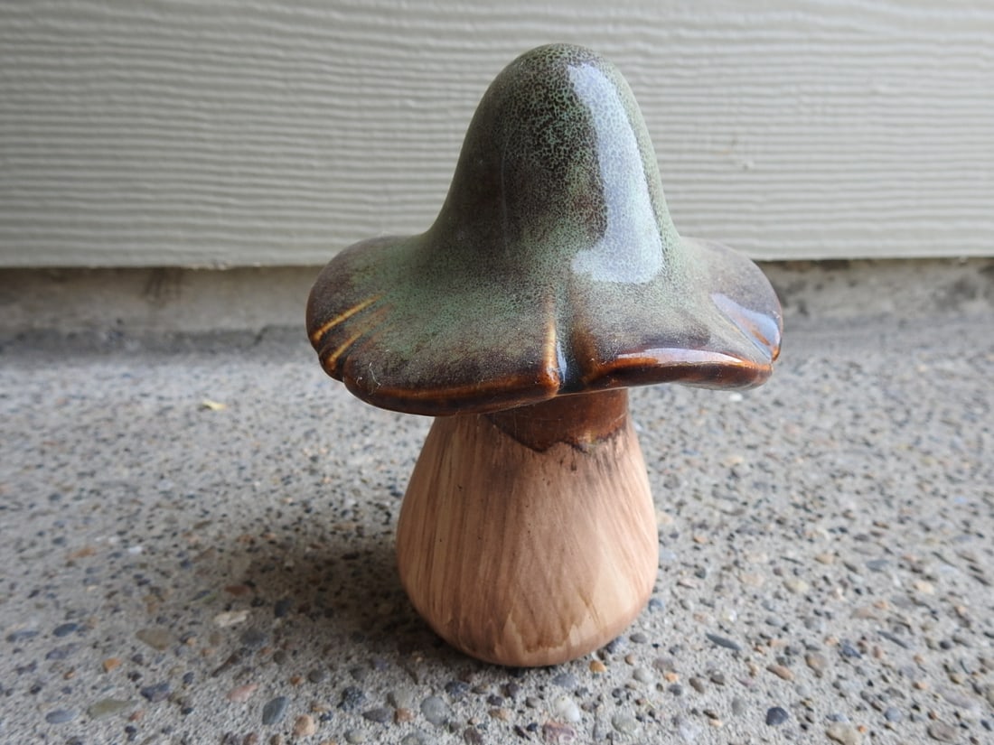 King Toad with Toadstools Garden Decor - 2