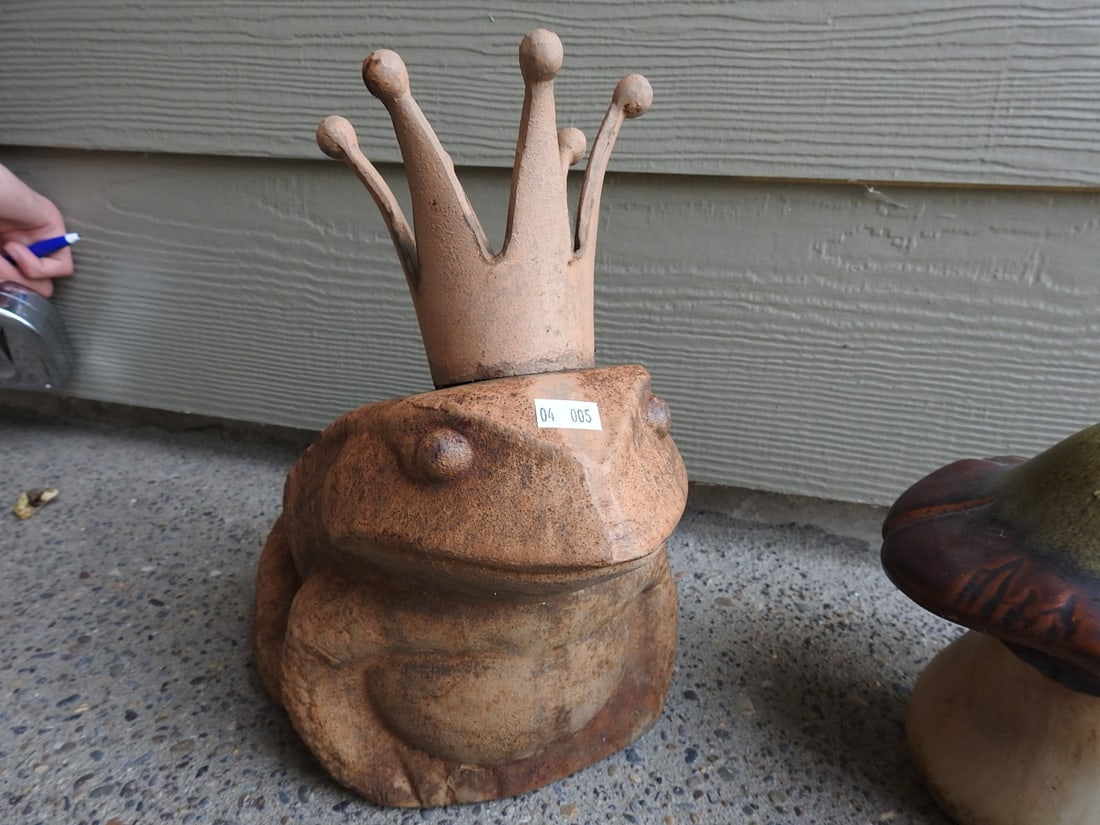 King Toad with Toadstools Garden Decor - 4