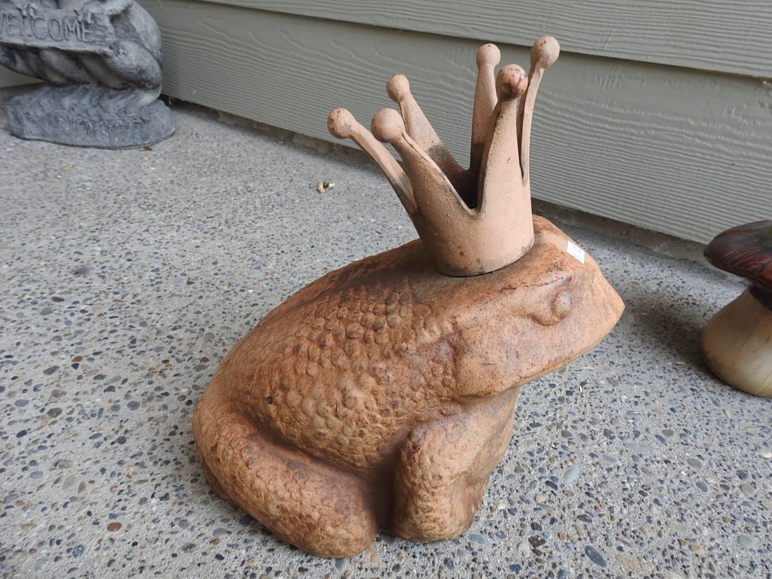 King Toad with Toadstools Garden Decor - 5