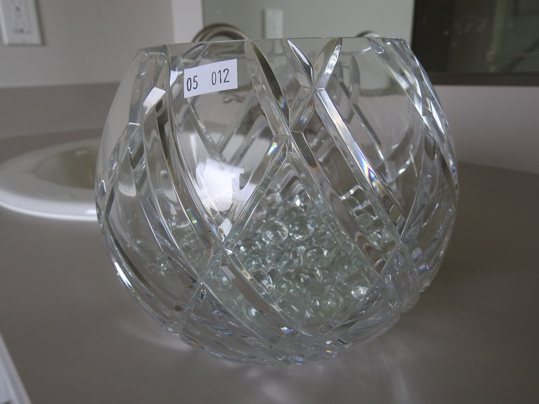 Lead Crystal Bowl: Lead crystal bowl with decorative clear glass form. Approx. 6 x 7 x 7 in.
