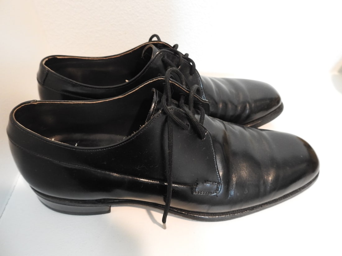Johnston & Murphy Men's Cowhide Shoes with Dustbag, Size 8.5: Pair of Johnston & Murphy men's cowhide shoes with dustbag, vintage size 8.5. Approx. 5.5 x 8 x 12 in.
