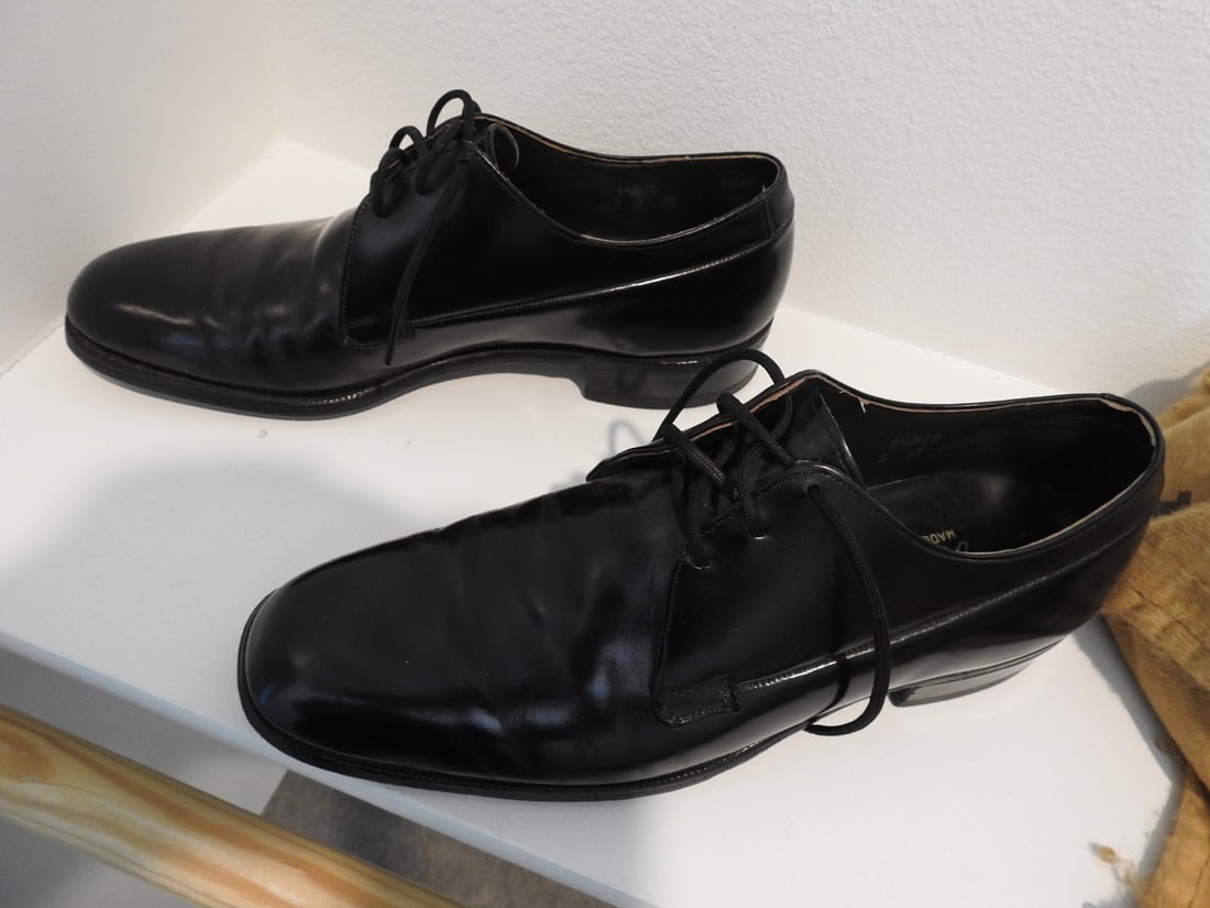 Johnston & Murphy Men's Cowhide Shoes with Dustbag, Size 8.5 - 4
