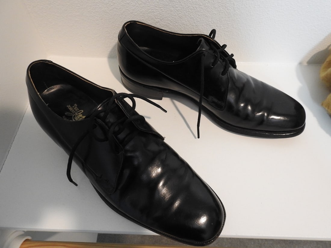 Johnston & Murphy Men's Cowhide Shoes with Dustbag, Size 8.5 - 5
