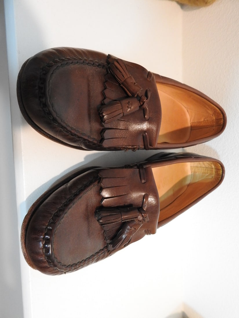 Bruno Magli Men's Cowhide Shoes with Dustbag, Size 8.5: Pair of Bruno Magli men's cowhide shoes with dustbag, vintage size 8.5. Approx. 4 x 8 x 12 in.