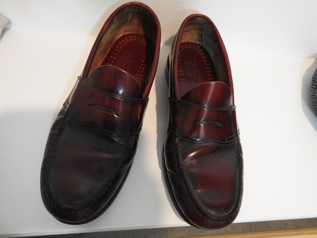 G.H. Bass & Co. Weejuns Penny Loafers with Dustbag, Size 8.5: Pair of G.H. Bass & Co. Weejuns penny loafers with dustbag, vintage men's size 8.5. Approx. 4 x 8 x 12 in.