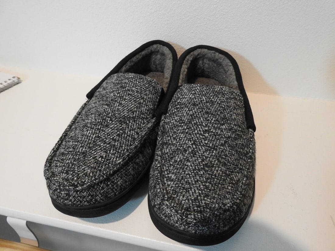 RockDove House Shoes, Size 9 US: Pair of RockDove house shoes marked size 9 US. Approx. 6 x 11 x 5 in.