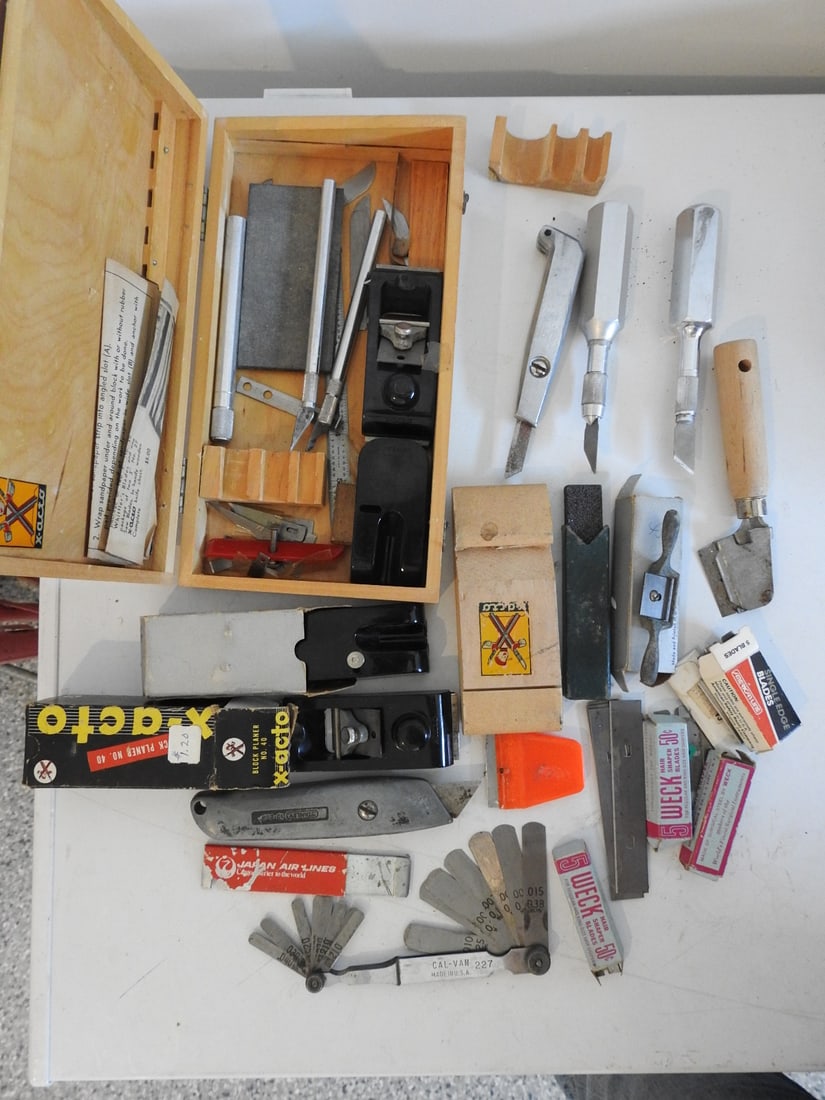 X-Acto and Razor Hand Cutting Tool Lot: Lot of assorted razor knives, X-Acto style cutting tools, blades, and related hand cutting accessories, measured as packed. Approx. 6 x 10 x 11 in.