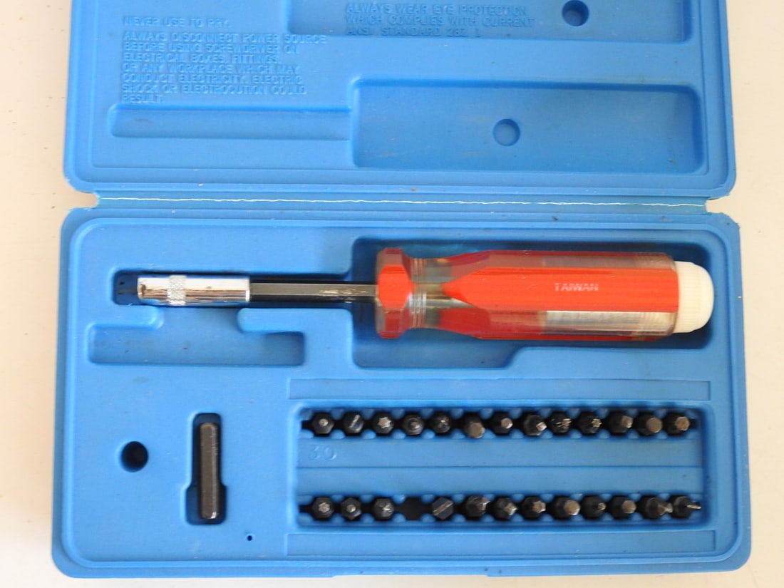 Drill Bits, Nut and Bolt Gauge and Screwdriver Set (1 of 2)