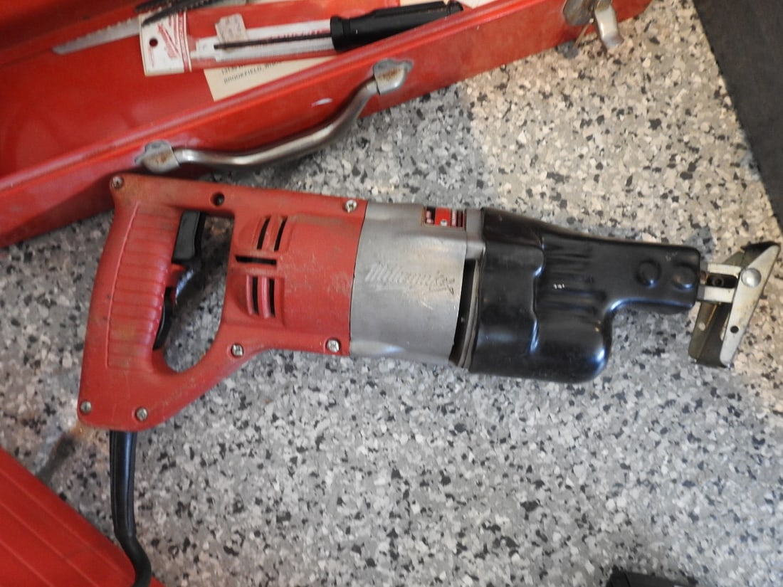 Milwaukee Heavy-Duty Sawzall Reciprocating Saw - 4