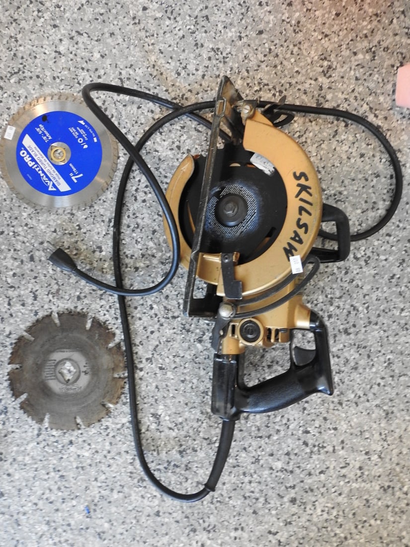 Skilsaw Circular Saw with Two Blades: Skilsaw circular saw with two included blades, measured as packed. Approx. 10 x 24 x 7 in.