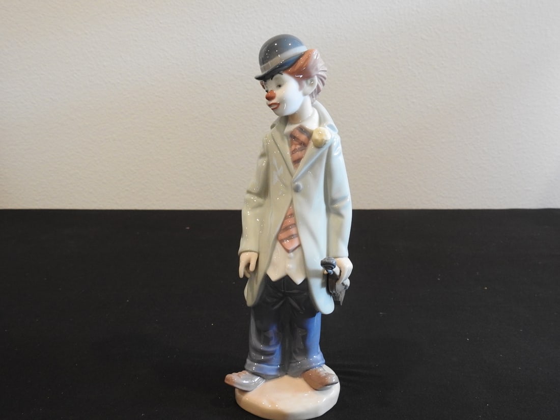 Lladro Clown Figurine: Lladro clown figurine, noted as reference 01-014, measured as packed. Approx. 10.75 x 5.75 x 5.25 in.
