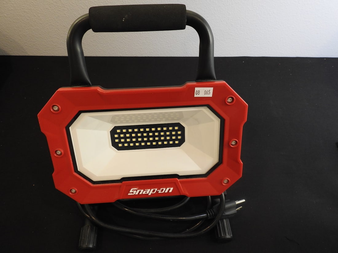 Snap-on Utility Light / Lamp: Snap-on utility light/lamp, measured as packed. Approx. 13 x 10 x 7 in.