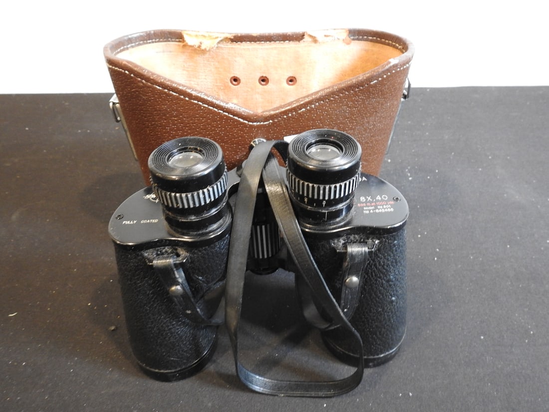 Vintage Swift Saratoga Binoculars: Vintage Swift Saratoga binoculars, measured as packed. Approx. 7 x 8 x 4 in.