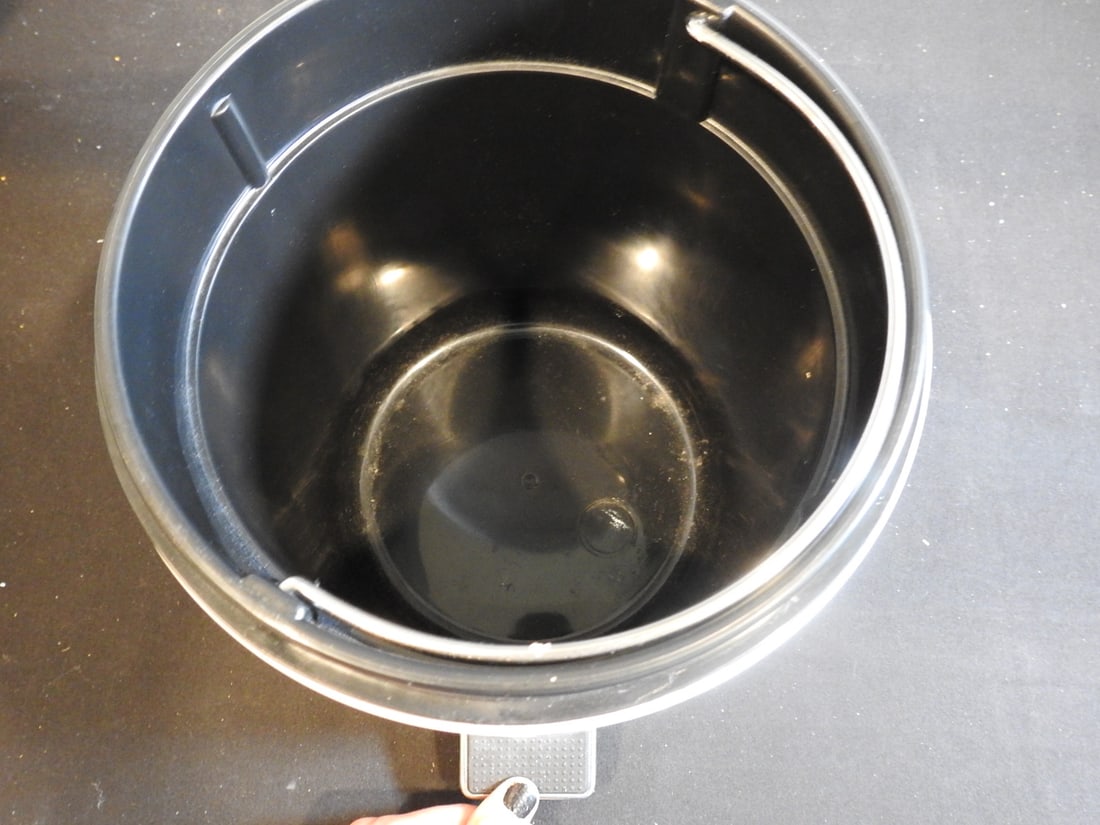 Small Metal Pedal Trash Can - 3