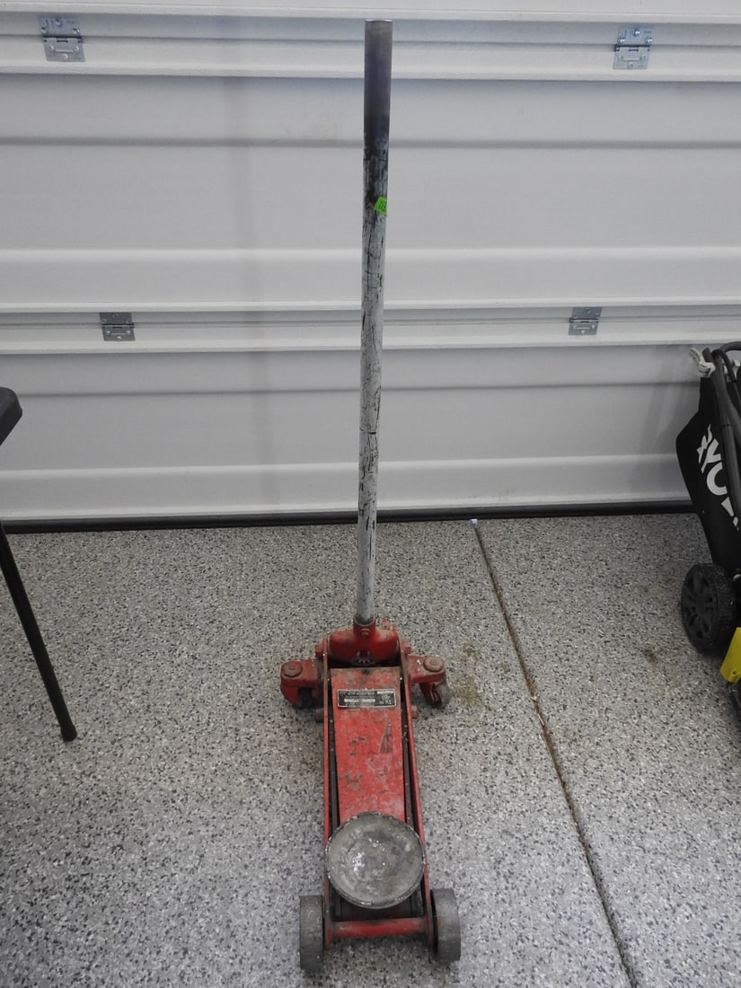 1.5-Ton Floor Service Jack (1 of 4)