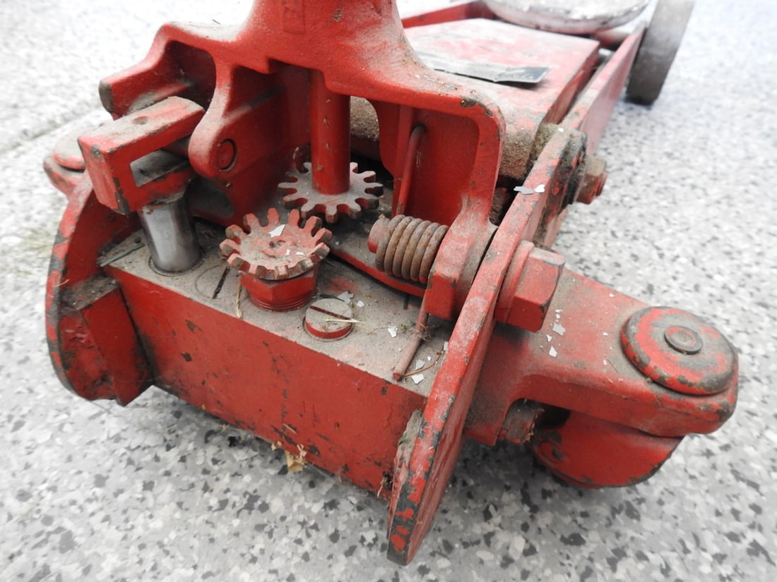 1.5-Ton Floor Service Jack - 2