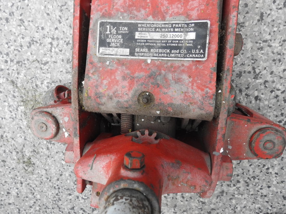1.5-Ton Floor Service Jack - 3