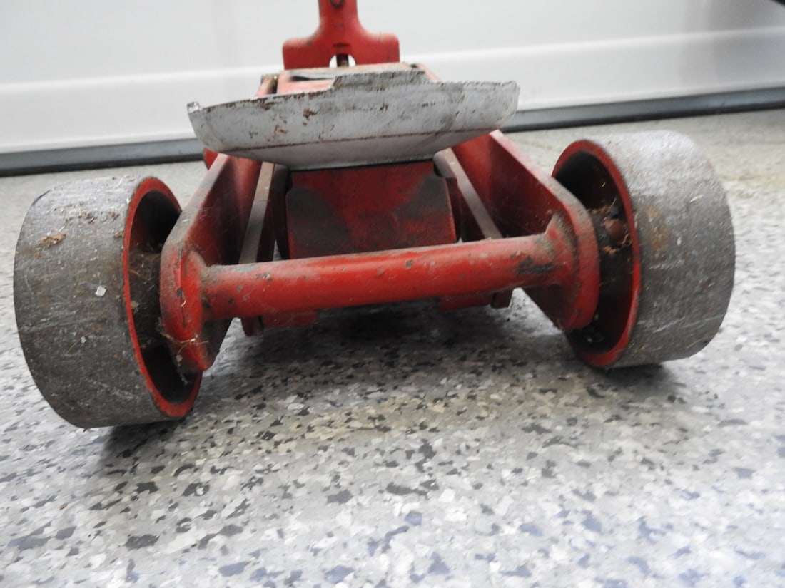 1.5-Ton Floor Service Jack - 4