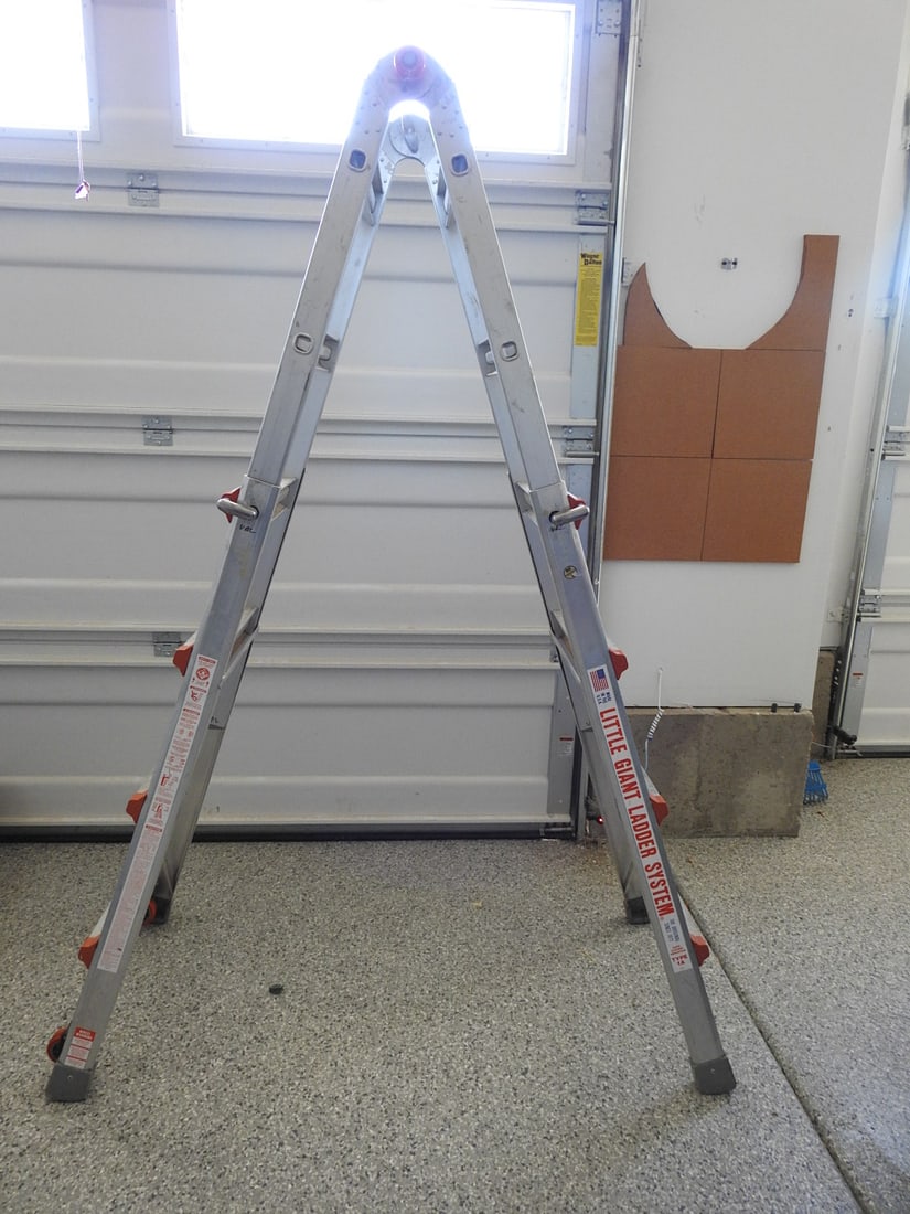 Adjustable Collapsible Ladder (1 of 9)