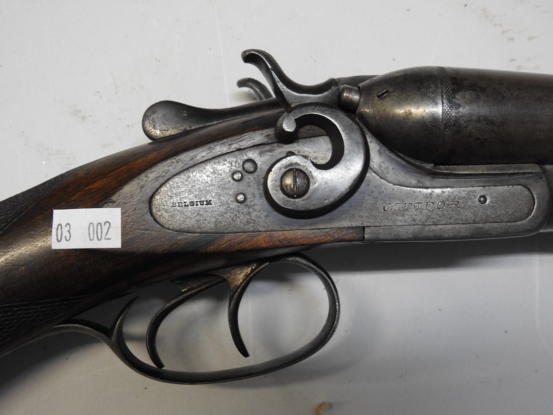 Meteor Belgian Double-Barrel Hammer Shotgun – Damascus Barrels: Antique side-by-side external-hammer shotgun marked “METEOR” on the lockplate. Supplied documentation identifies it as a Belgian trade shotgun with Damascus/twist-style barrels and places