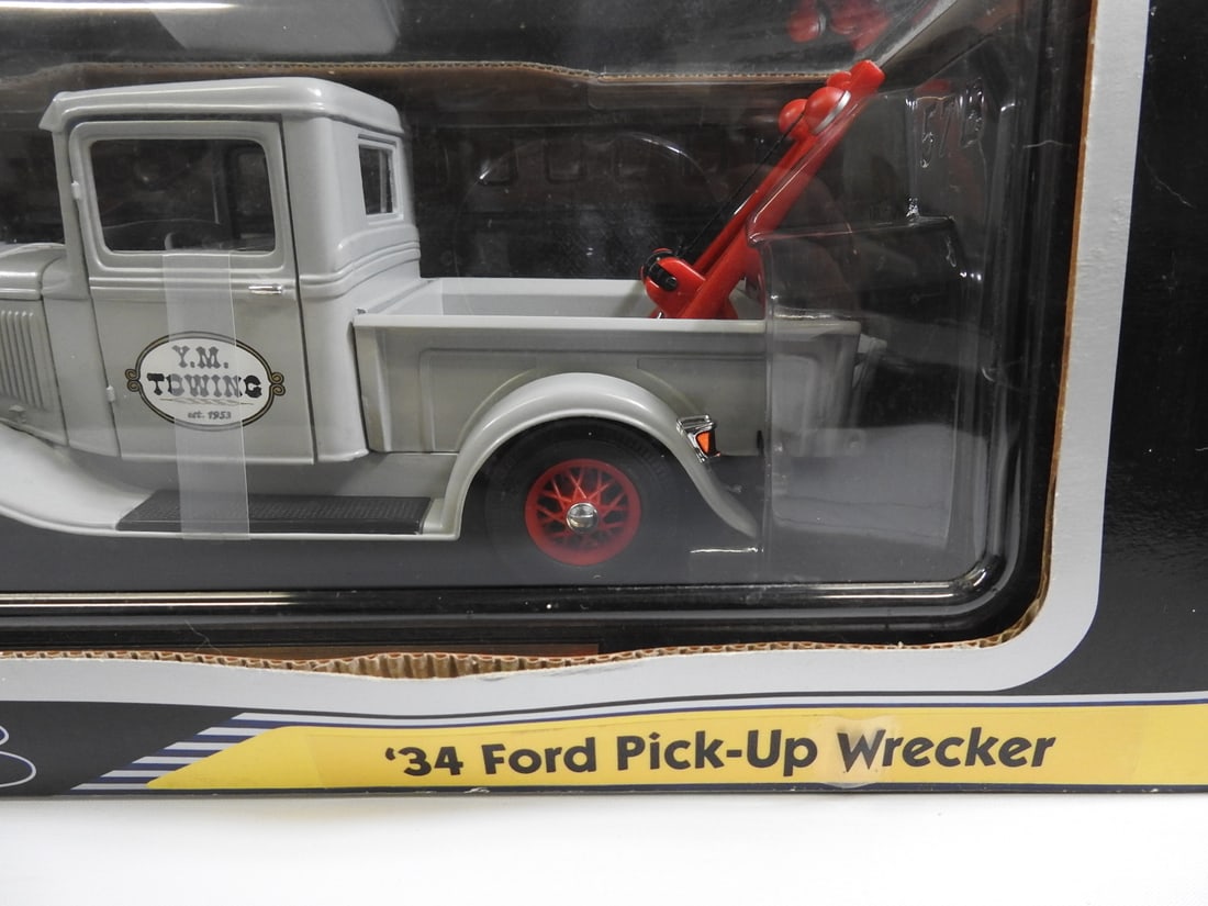 1:18 1934 Ford Pick-Up Wrecker Die-Cast Model - 3