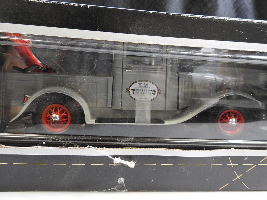 1:18 1934 Ford Pick-Up Wrecker Die-Cast Model - 4