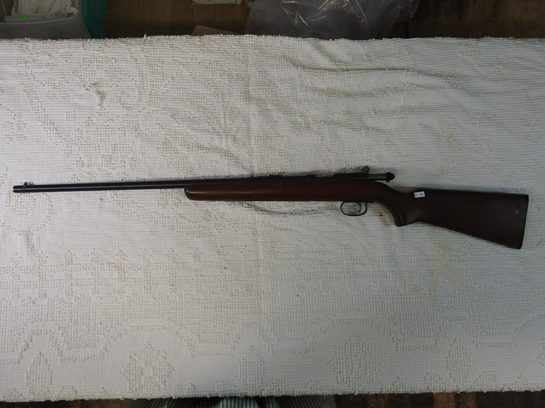 Remington Model 514 .22 S/L/LR Single-Shot Bolt-Action Rifle: Vintage Remington Model 514 single-shot bolt-action rimfire rifle manufactured by Remington Arms Co., Inc., Ilion, New York. Chambered for .22 Short, .22 Long and .22 Long Rifle cartridges. Features b