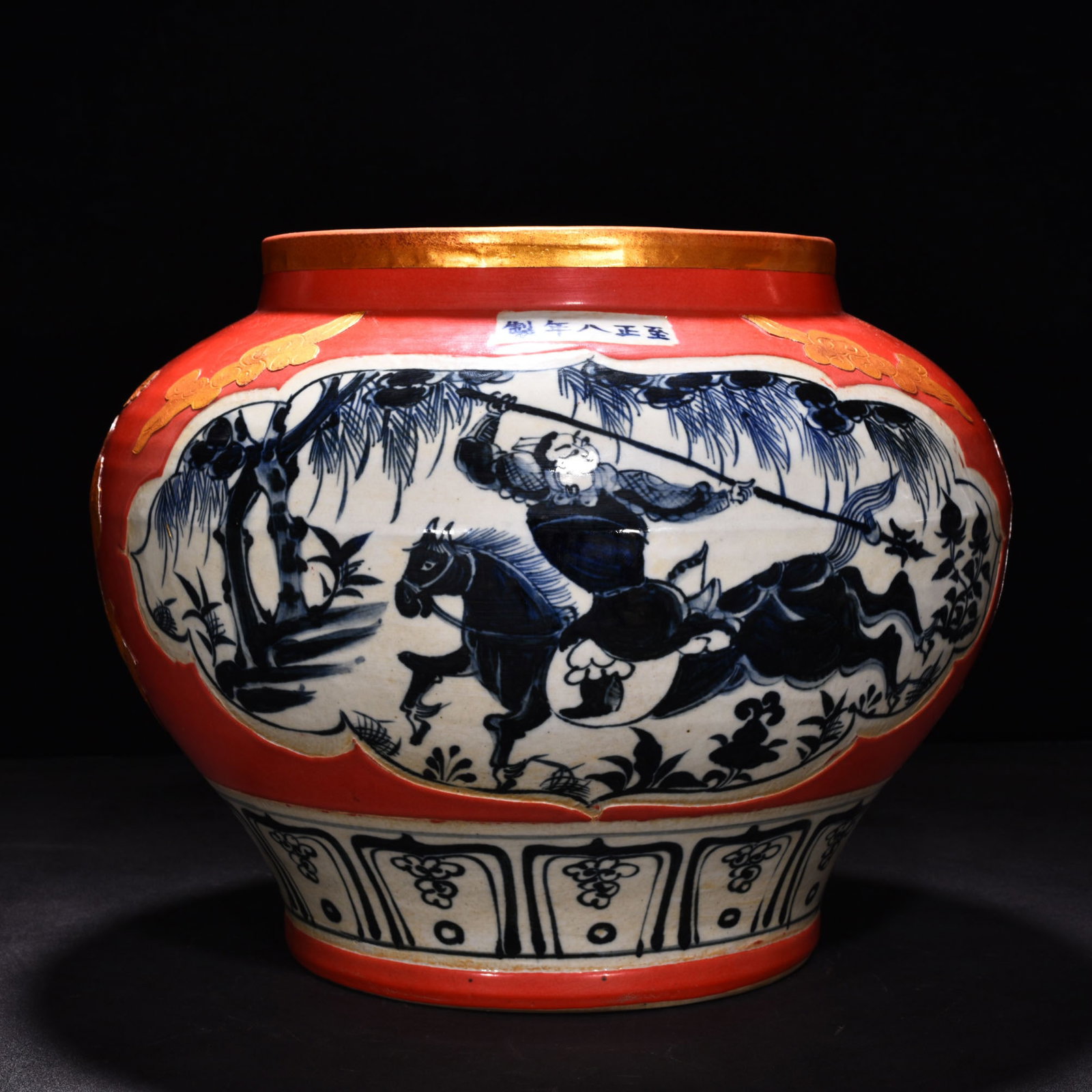 An Exquisite Chinese BlueAnd white gilt jar with figures of generalsAnd figures: Size: Height 28 cm - Diameter 35 cm |Materials: Porcelain |Style Dynasty:yuan dynasty |Attributed: 13th-C Period |Object:jar