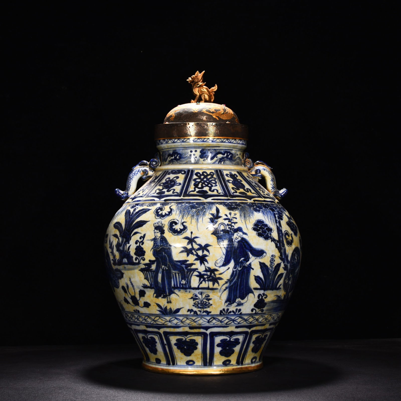 An Exquisite Chinese blueAnd white eight immortals figure pattern gilt-covered jar: Size: Height 60 cm - Diameter 35 cm |Materials: Porcelain |Style Dynasty:yuan dynasty |Attributed: 13th-C Period |Object:jar