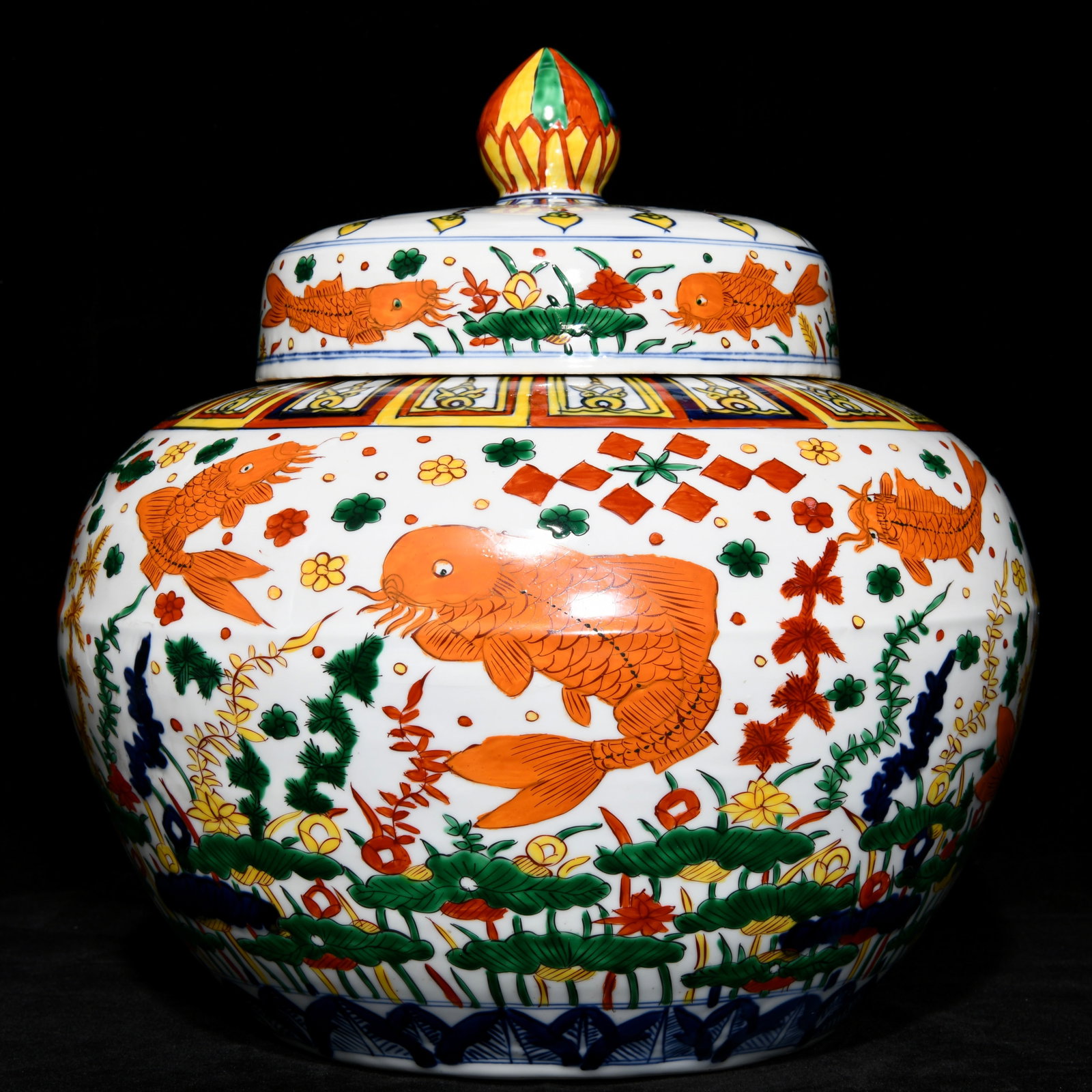 An Exquisite Chinese colorful fish and algae pattern covered jar: Size: Height 36.5 cm - Width 36 cm |Materials: Porcelain |Style Dynasty: Ming dynasty |Attributed: Jiajing Mark |Object: Chinese Antique