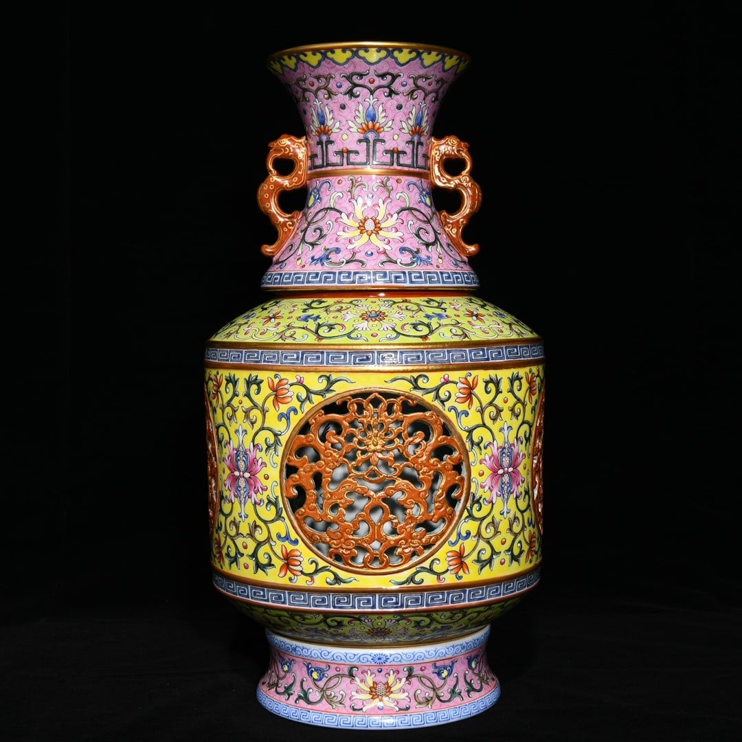 An exquisite chinese famille rose porcelain vase: Size: Height 39 cm - Width 21 cm |Materials: Porcelain |Style Dynasty: Qing dynasty |Attributed: Qianlong Mark |Object: Chinese Antique