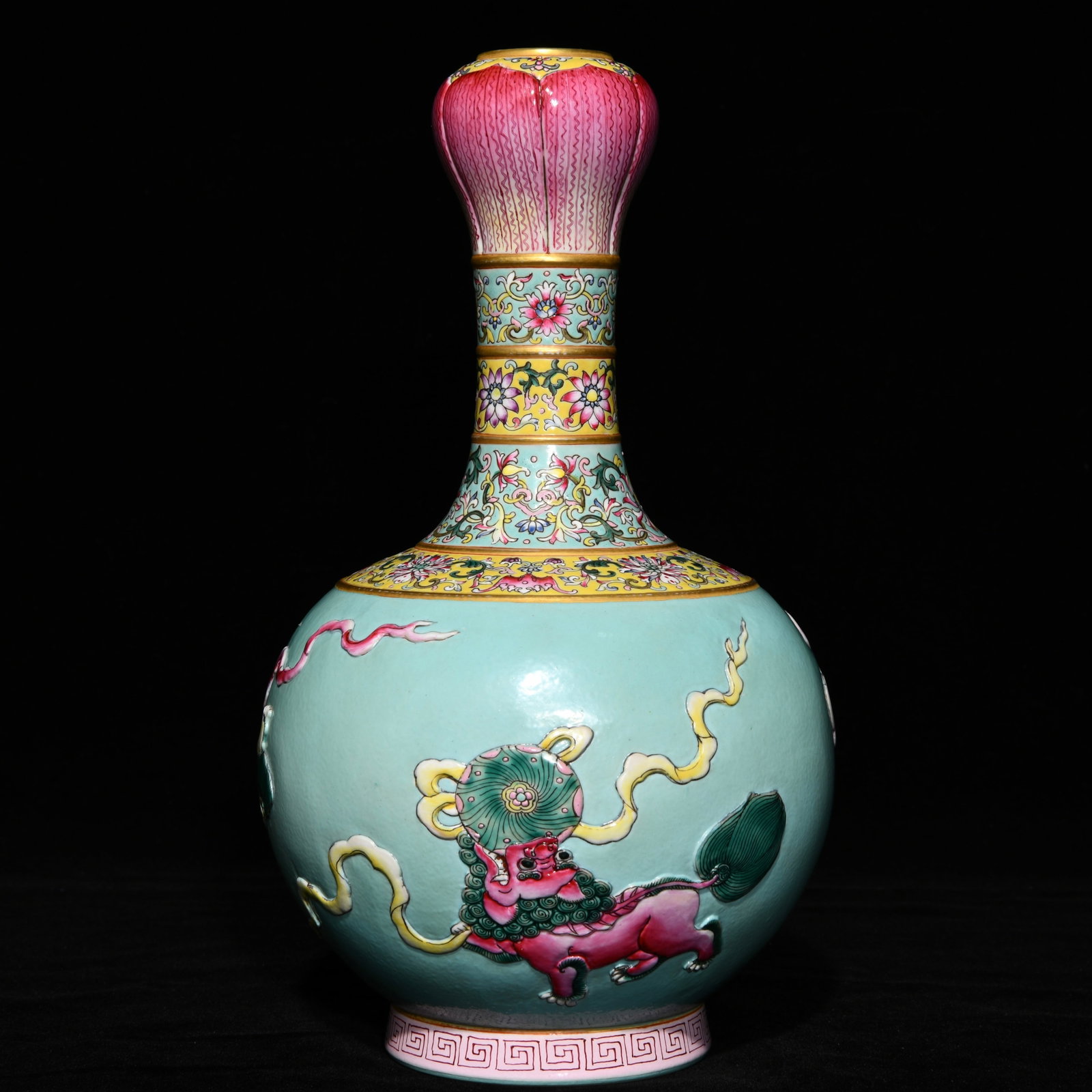 An exquisite chinese turquoise glazed pastel garlic vase with Ruyi pattern: Size: Height 27.5 cm - Width 16 cm |Materials: Porcelain |Style Dynasty: Qing dynasty |Attributed: Qianlong Mark |Object: Chinese Antique