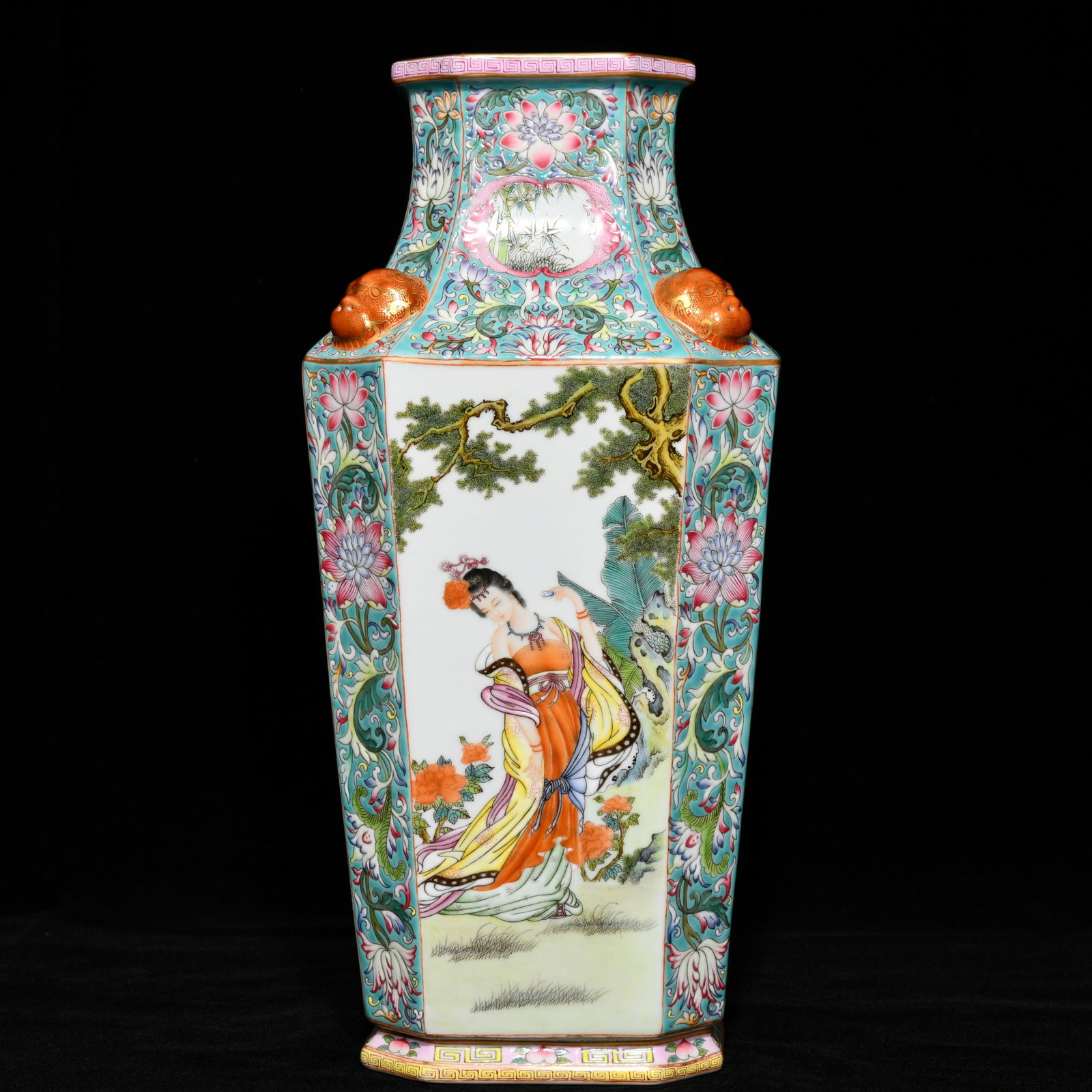 An exquisite chinese square vase with four beautiful pictures in pastel and gold: Size: Height 34 cm - Width 16.5 cm |Materials: Porcelain |Style Dynasty: Qing dynasty |Attributed: Qianlong Mark |Object: Chinese Antique