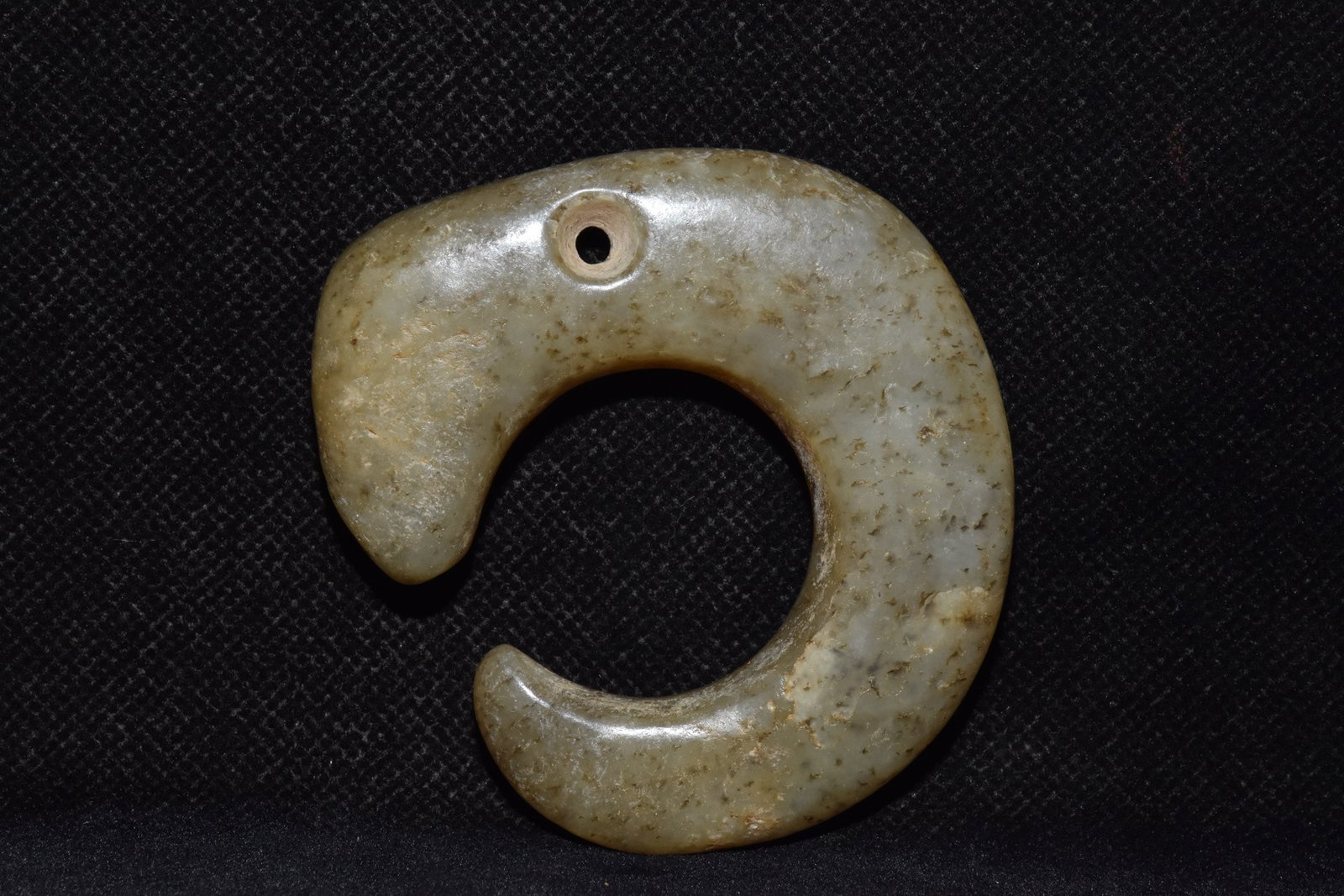An exquisite hongshan culture jade sculpture: Size: Height 7.5 cm - Width 7 cm |Materials: Ancient jade |Style Dynasty: Hongshan Culture |Attributed: 4000-BC |Object: Chinese Antique