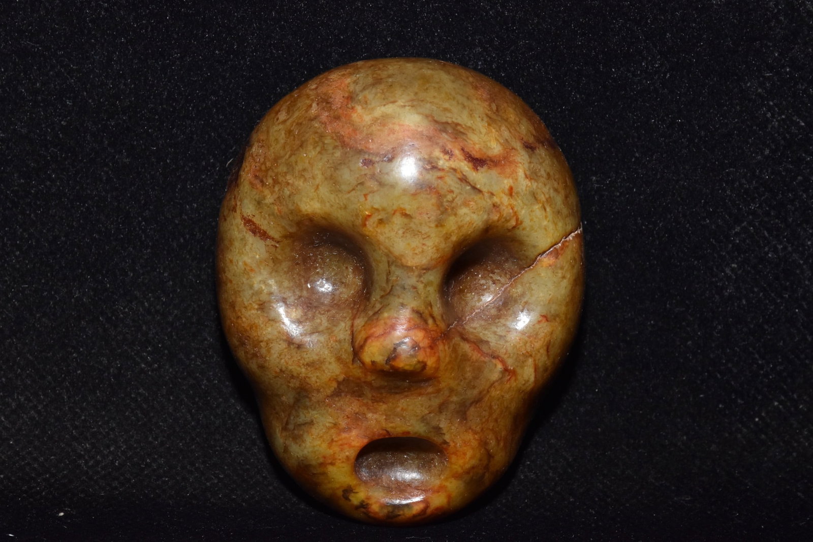 An exquisite hongshan culture jade sculpture: Size: Height 7.5 cm - Width 5 cm |Materials: Ancient jade |Style Dynasty: Hongshan Culture |Attributed: 4000-BC |Object: Chinese Antique