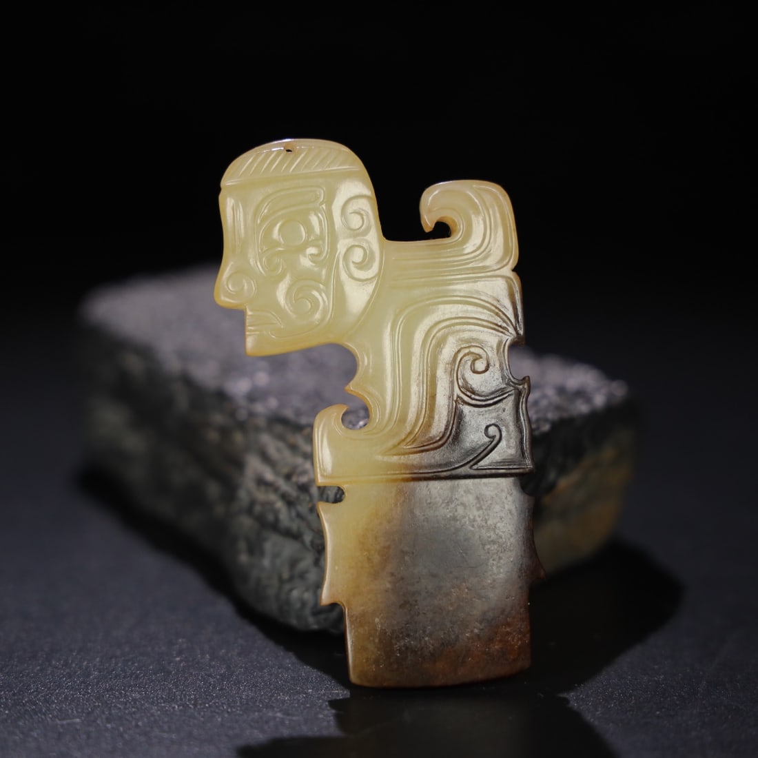 An exquisite chinese jade carved ornaments: Size: Height 8 cm - Width 4.5 cm |Materials: Jade |Style Dynasty: Qing dynasty |Attributed: Qinalong Period |Object: Chinese Antique