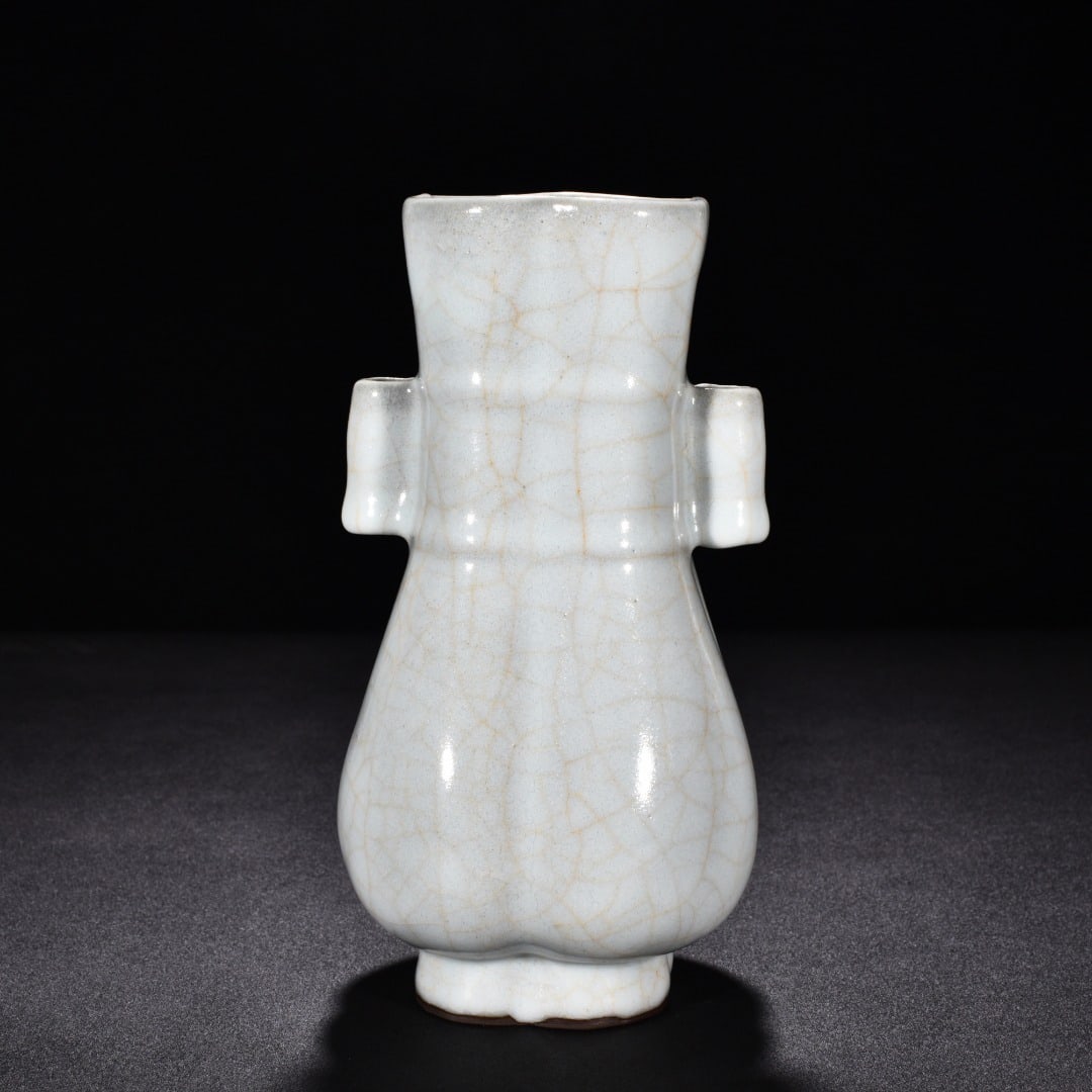 An Exquisite Chinese official kiln moon white glaze vase: Size: Height 22 cm - Diameter 12 cm |Materials: Porcelain |Style Dynasty: song dynasty |Attributed: 10th-C Period |Object:vase