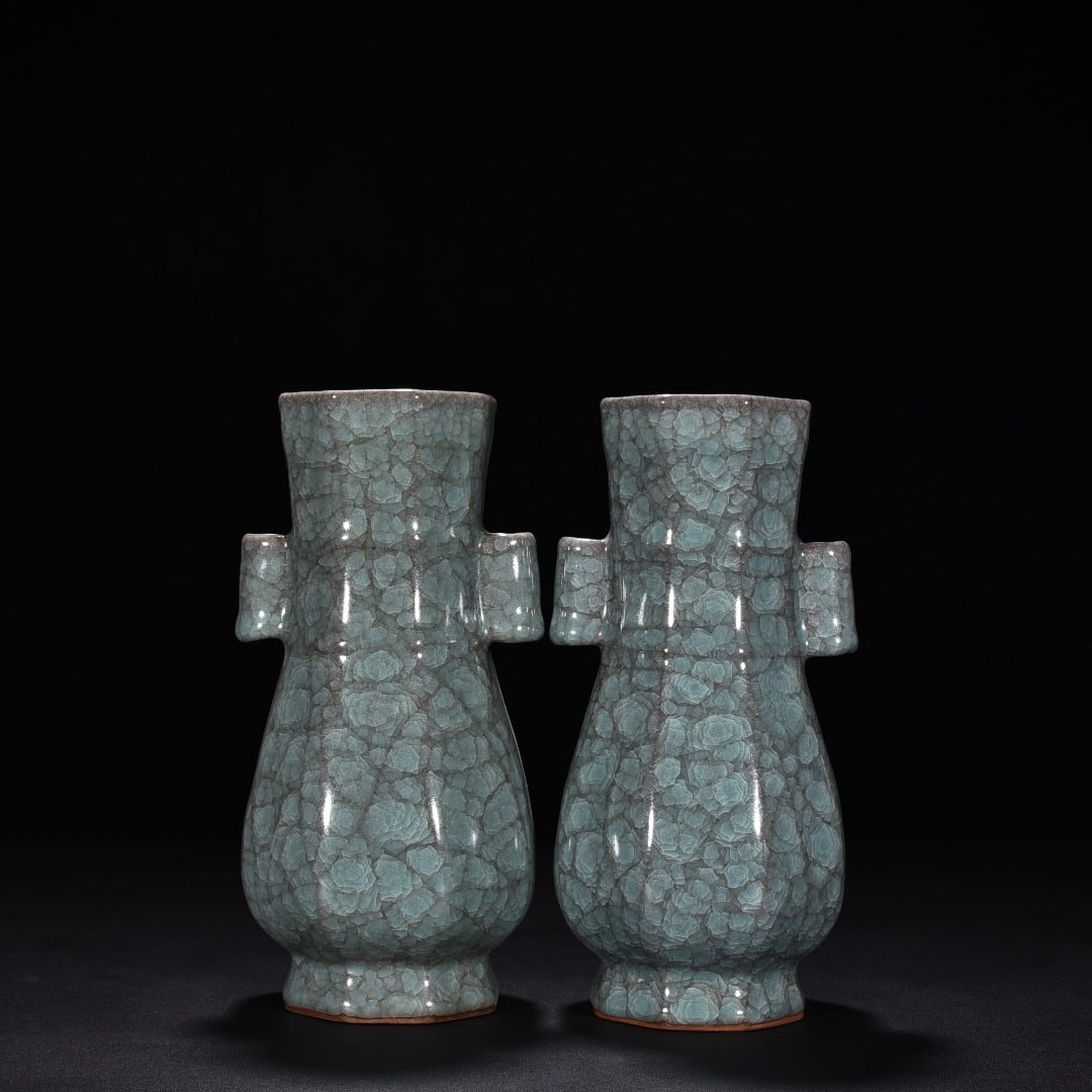 An Exquisite Chinese official kiln celadon octagonal vase: Size: Height 22.5 cm - Diameter 11.5 cm |Materials: Porcelain |Style Dynasty: song dynasty |Attributed: 10th-C Period |Object:vase