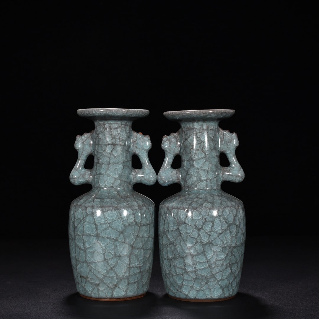 An Exquisite Chinese Guan kiln celadon phoenix tail dish bottle: Size: Height 22 cm - Diameter 11 cm |Materials: Porcelain |Style Dynasty: song dynasty |Attributed: 10th-C Period |Object:bottle
