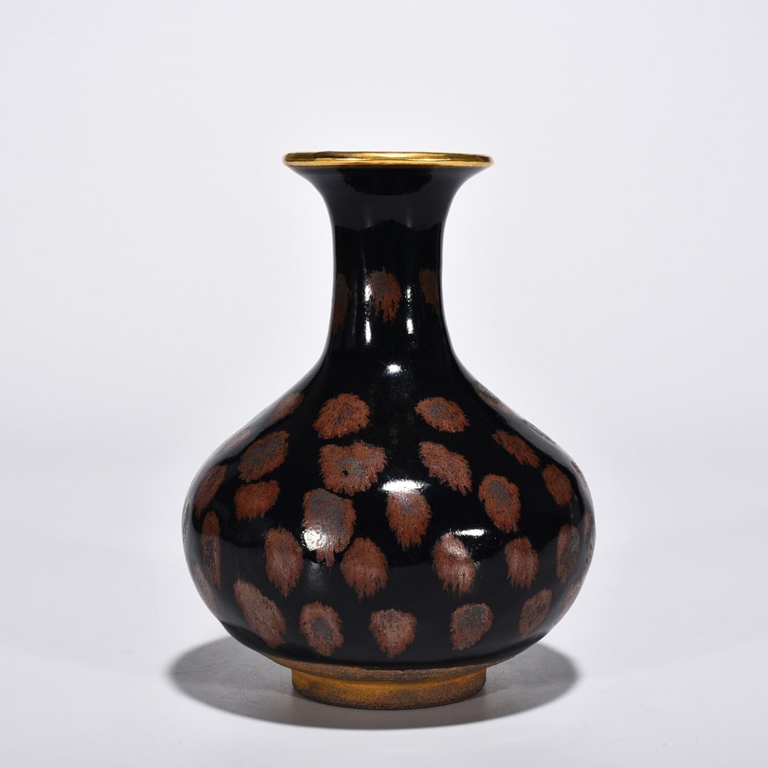 An Exquisite Chinese inlaid with gold buckle rust stained vase: Size: Height 16 cm - Diameter 12 cm |Materials: Porcelain |Style Dynasty: song dynasty |Attributed: 10th-C Period |Object:vase