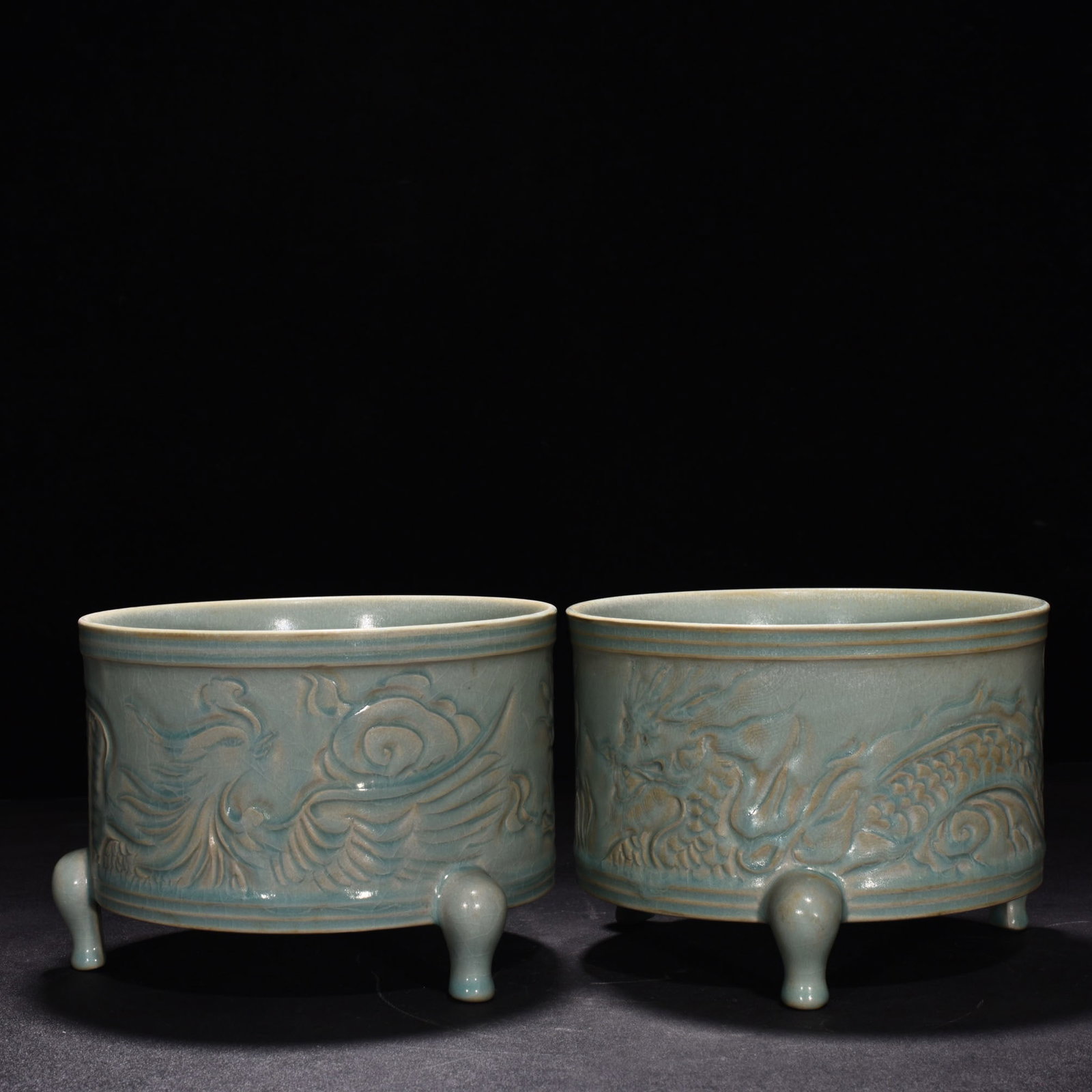 An Exquisite Chinese Ru kiln three-legged dowry with azure glazeAnd carved dragon burner
