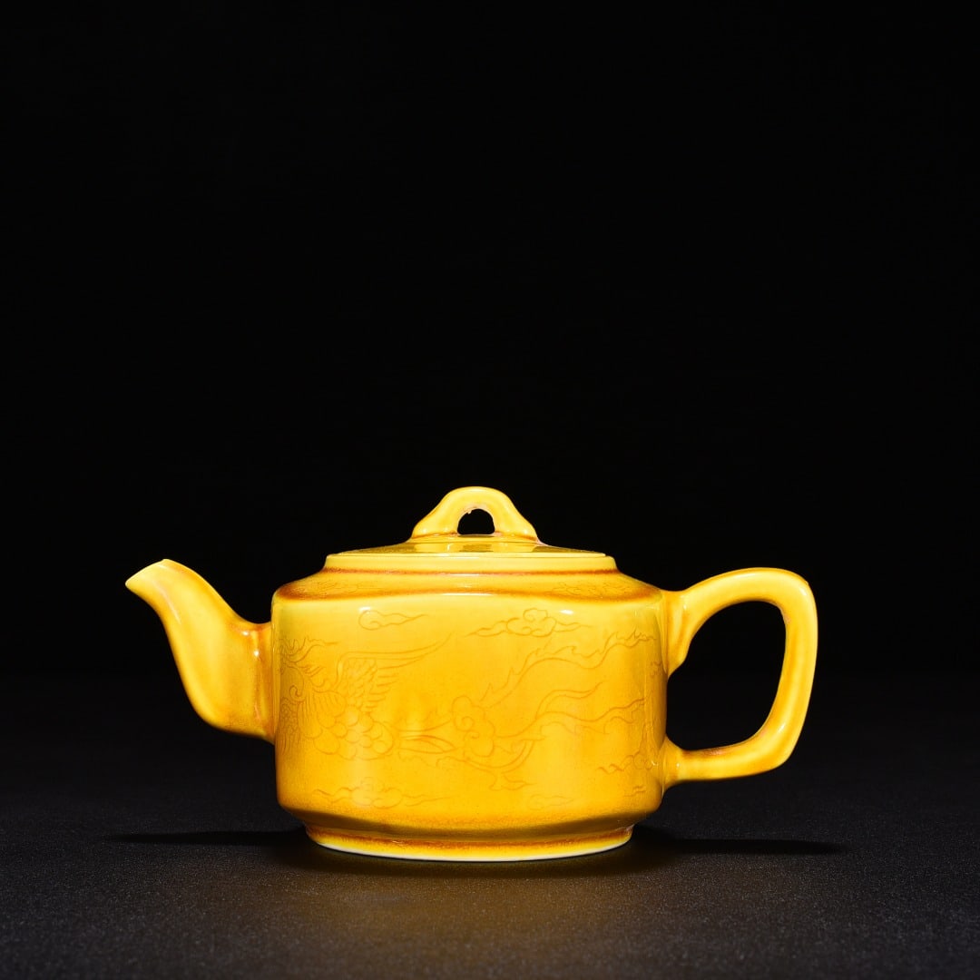 An Exquisite Chinese jiaoyellow glaze square pot: Size: Height 8.5 cm - Diameter 15 cm |Materials: Porcelain |Style Dynasty: Ming Dynasty |Attributed: Hongzhi |Object: pot