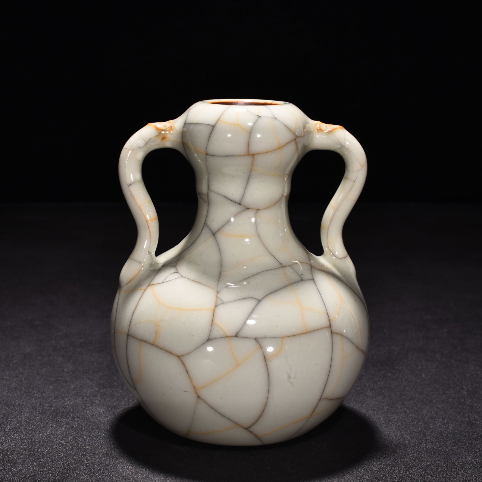 An Exquisite Chinese Ge Kiln sustenance garlic vase: Size: Height 12 cm - Diameter 10 cm |Materials: Porcelain |Style Dynasty: Ming Dynasty |Attributed: changhua |Object: vase