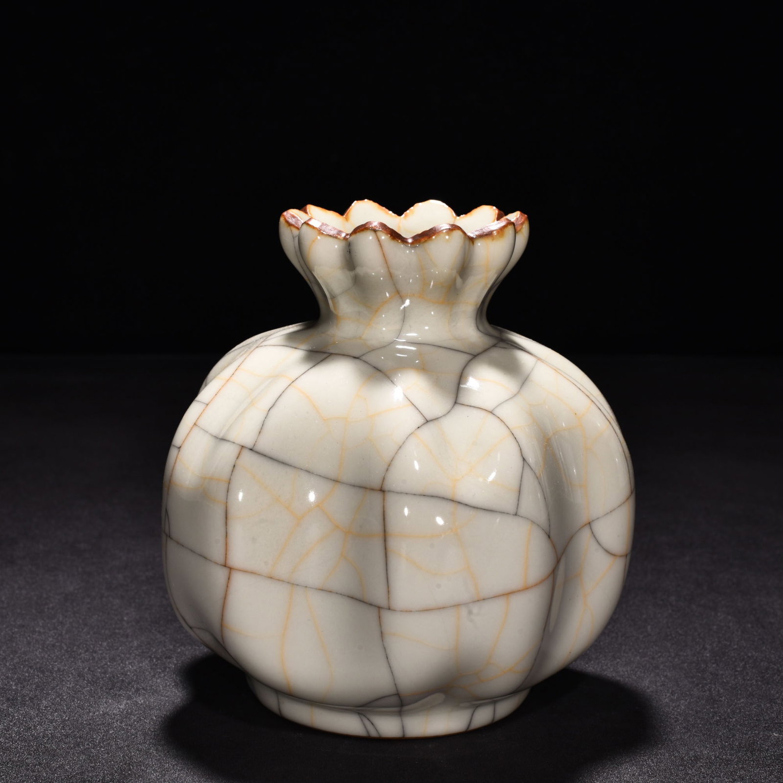 An Exquisite Chinese Ge Kiln sustenance pomegranate statue: Size: Height 13 cm - Diameter 14 cm |Materials: Porcelain |Style Dynasty: Ming Dynasty |Attributed: changhua |Object: statue