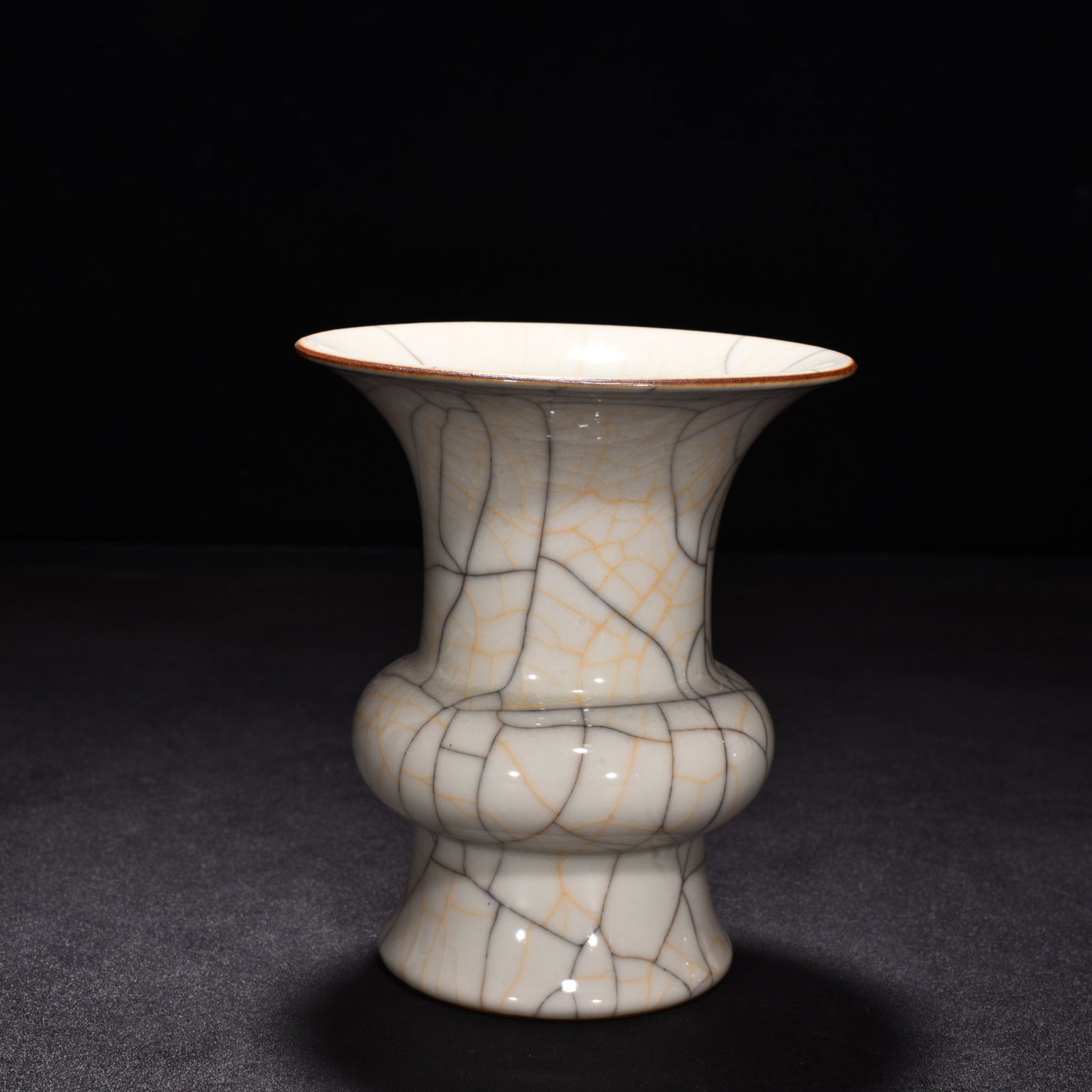 An Exquisite Chinese Ge Kiln sustenance vase: Size: Height 13 cm - Diameter 11.5 cm |Materials: Porcelain |Style Dynasty: Ming Dynasty |Attributed: changhua |Object: vase