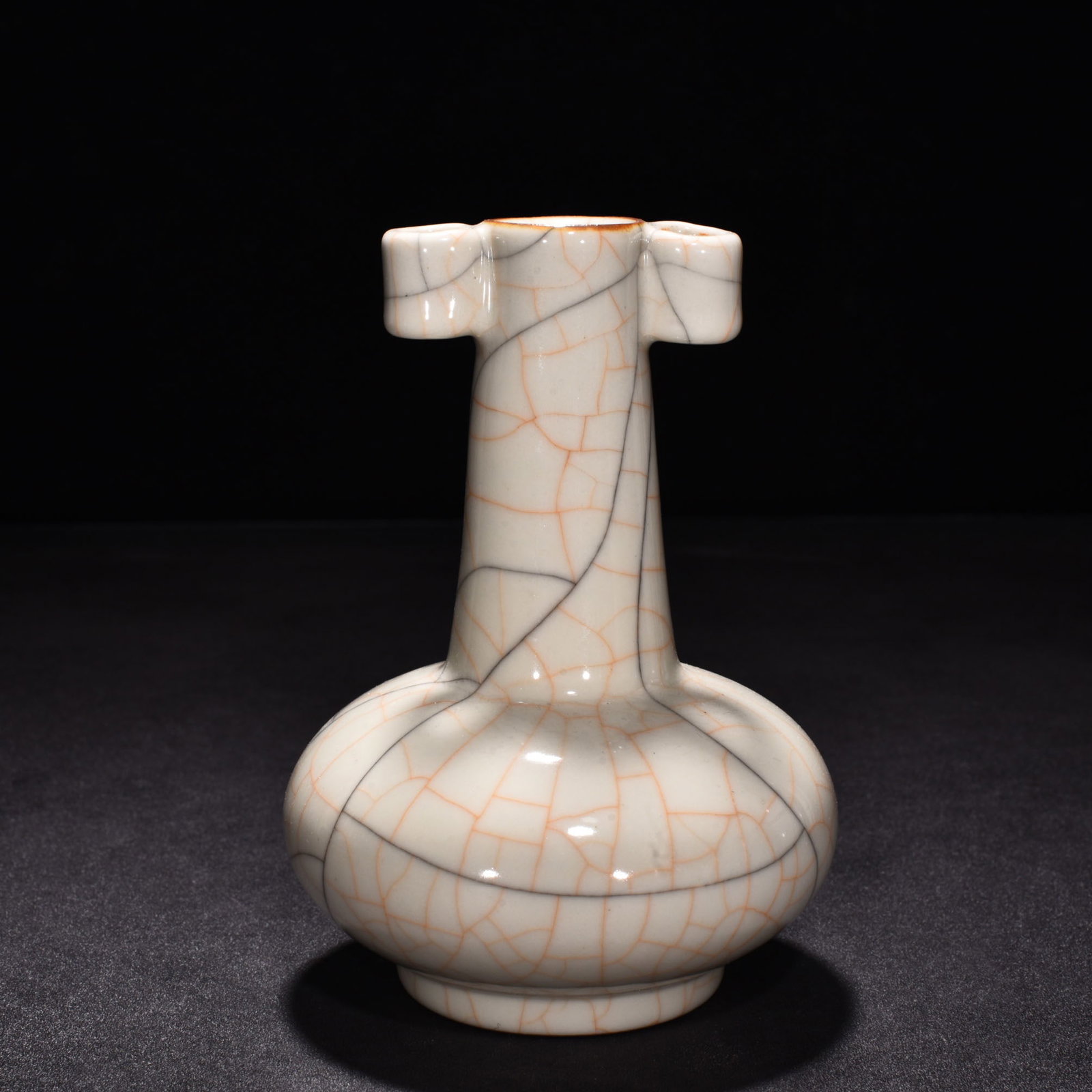 An Exquisite Chinese Ge Kiln sustenance bottle: Size: Height 15 cm - Diameter 9 cm |Materials: Porcelain |Style Dynasty: Ming Dynasty |Attributed: changhua |Object: bottle
