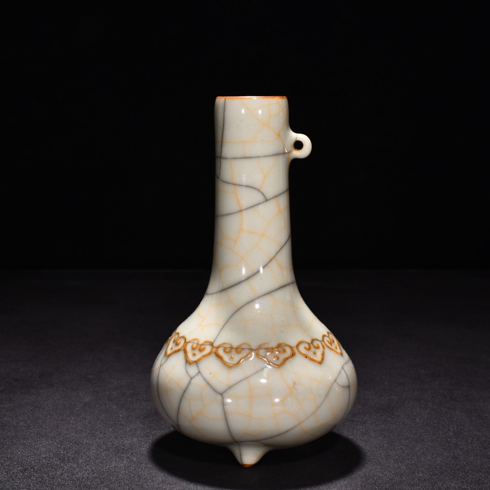 An Exquisite Chinese Ge Kiln sustenance bile bottle: Size: Height 17.5 cm - Diameter 8.5 cm |Materials: Porcelain |Style Dynasty: Ming Dynasty |Attributed: changhua |Object: bottle
