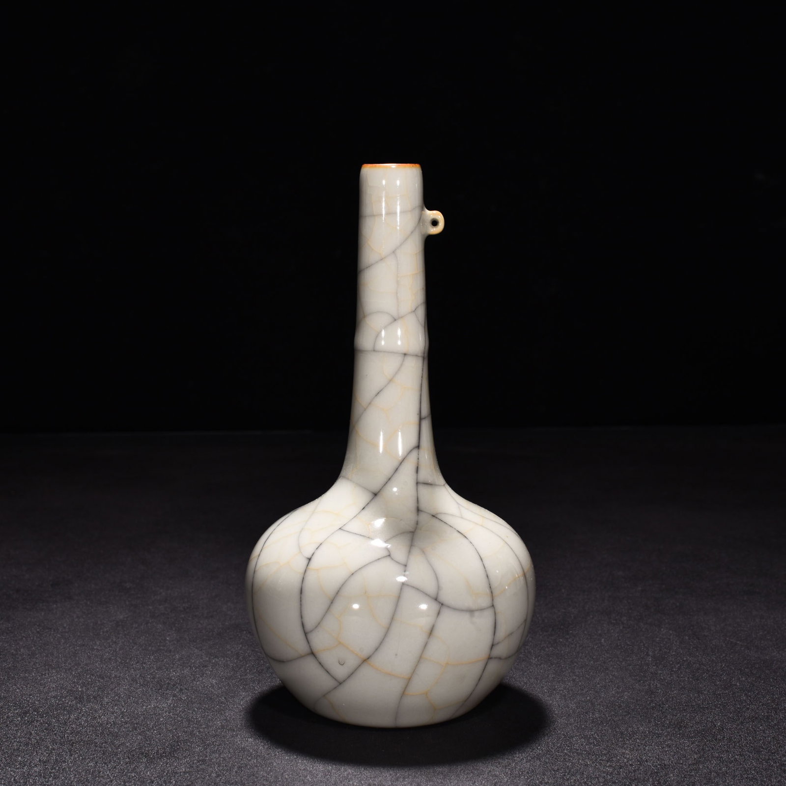 An Exquisite Chinese Ge kiln sustenance key bottle: Size: Height 17.5 cm - Diameter 8.5 cm |Materials: Porcelain |Style Dynasty: Ming Dynasty |Attributed: changhua |Object: bottle
