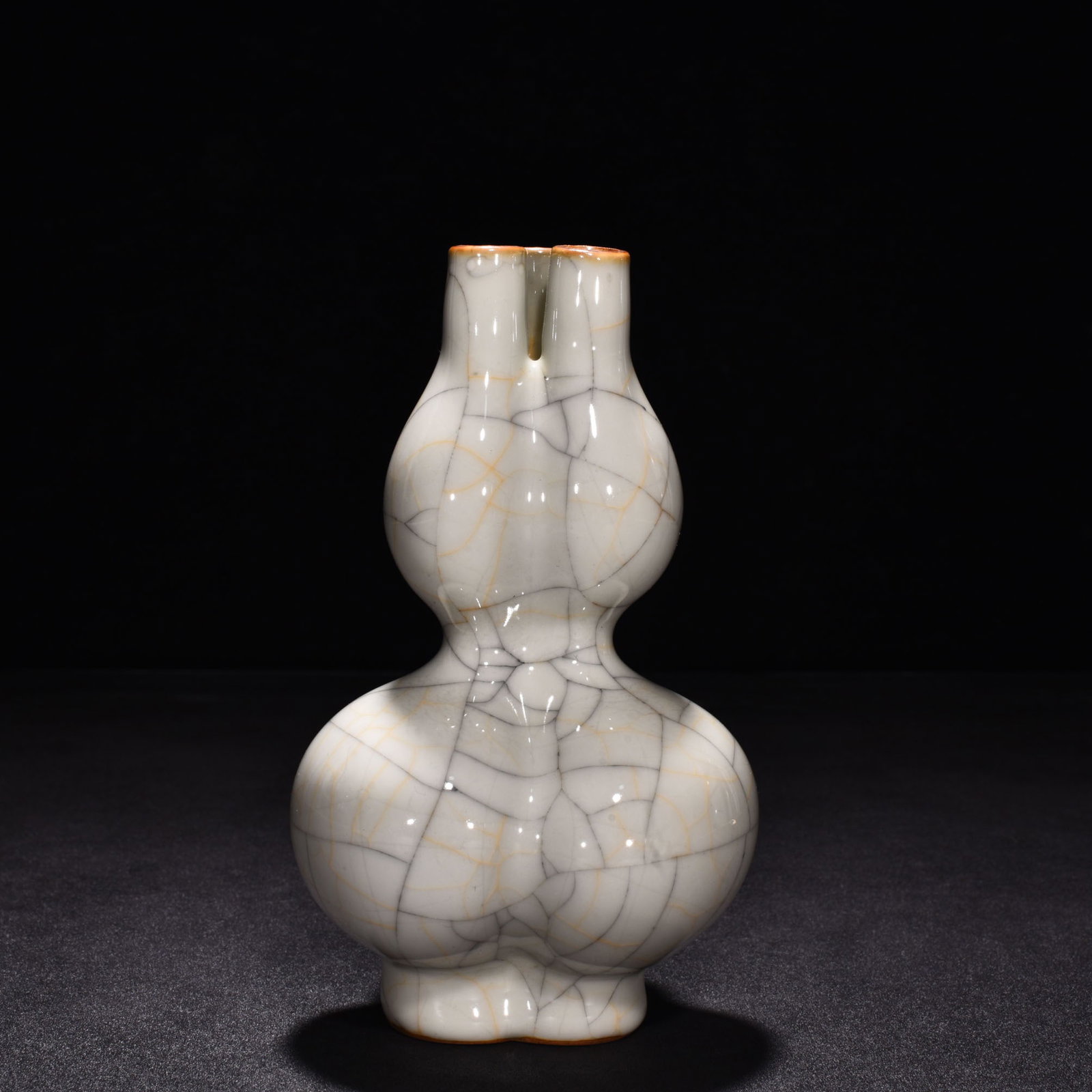 An Exquisite Chinese sustenance Ge Kiln gourd bottle: Size: Height 18.5 cm - Diameter 9 cm |Materials: Porcelain |Style Dynasty: Ming Dynasty |Attributed: changhua |Object: bottle