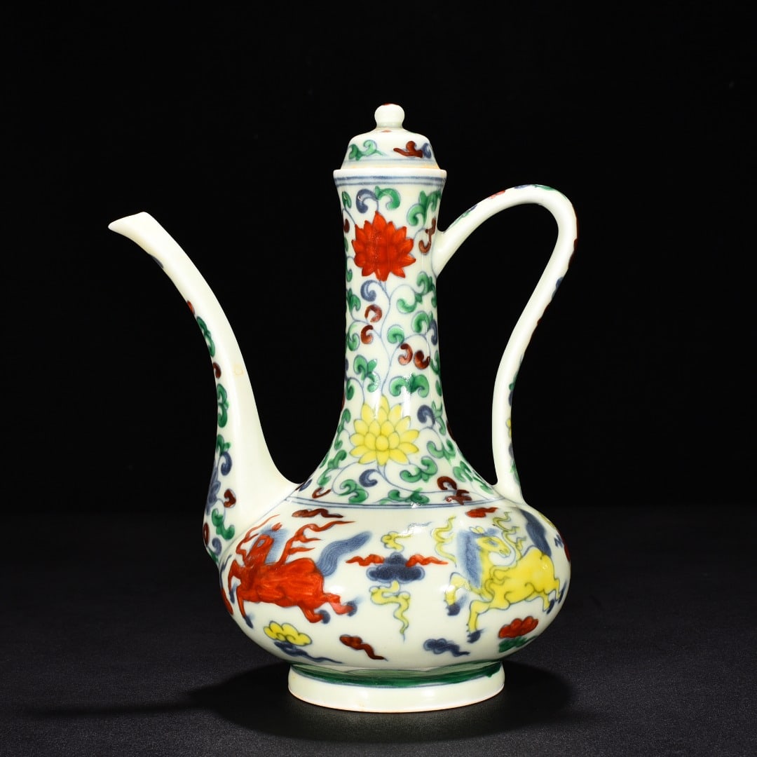 An Exquisite Chinese Doucai Pegasus pattern pot: Size: Height 21.5 cm - Diameter 18 cm |Materials: Porcelain |Style Dynasty: Ming Dynasty |Attributed: changhua |Object: pot